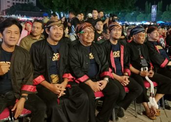 Rektor dan Ratusan Mahasiswa MMD UB Kompak Suporteri Reyog Brawijaya